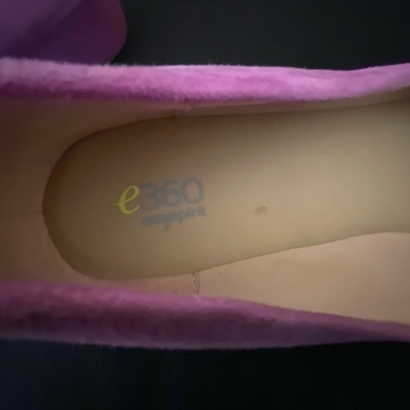 Easy Spirit 9M suede 1 1/2” heel shoe in bright pink - Picture 6 of 6